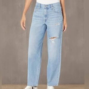 Levi’s Baggy Dad Jean Slightly Distressed Light Wash Size 26 /29” Inseam Midrise